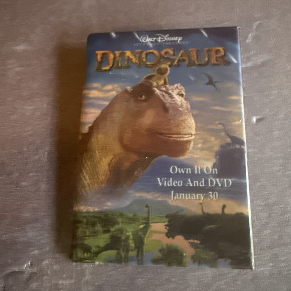 VINTAGE PROMO PINBACK BUTTON #93-094 - DISNEY - DINOSAUR ON VIDEO & DVD